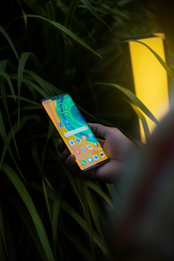 Quels sont les avantages de l'utilisation du mode nuit pour la lecture sur un Huawei Mate 30 Pro?