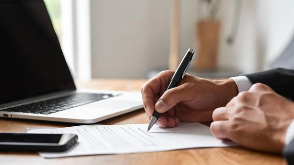 Les enjeux de la signature électronique en finance, santé et assurance